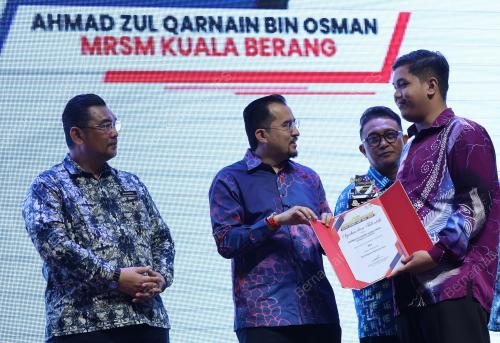 DATUK DR ASYRAF WAJDI DUSUKI