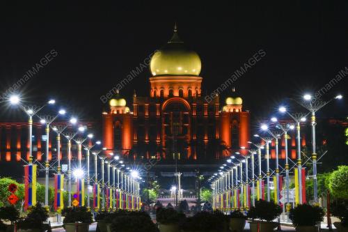 PUTRAJAYA WARNA JINGGA SEMPENA HARI KANSER SEDUNIA