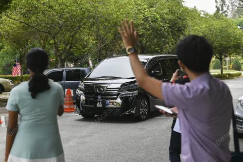 KENDERAAN MENTERI MEMASUKI KOMPLEKS PERDANA PUTRA