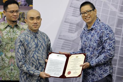 DR AZMI SHAROM