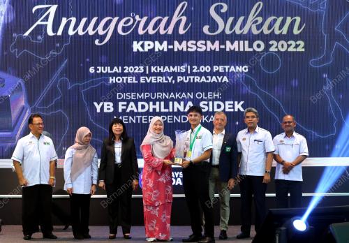 FADHLINA SIDEK
