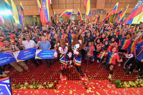 PENYERAHAN BENDERA KONTIJEN WP KE SUKMA