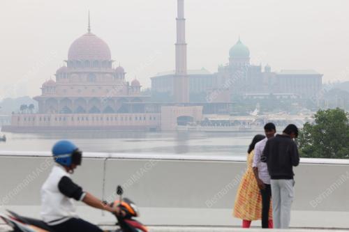 PUTRAJAYA BERJEREBU