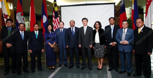 LEE CHEE LEONG