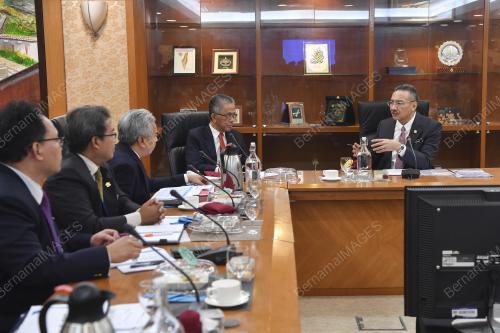DATUK SERI HISHAMUDDIN TUN HUSEEIN