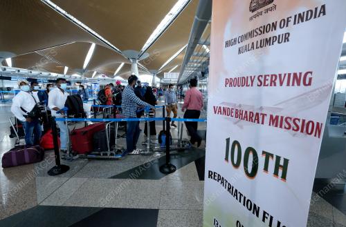 PENERBANGAN KE 100 MEMBAWA RAKYAT INDIA PULANG