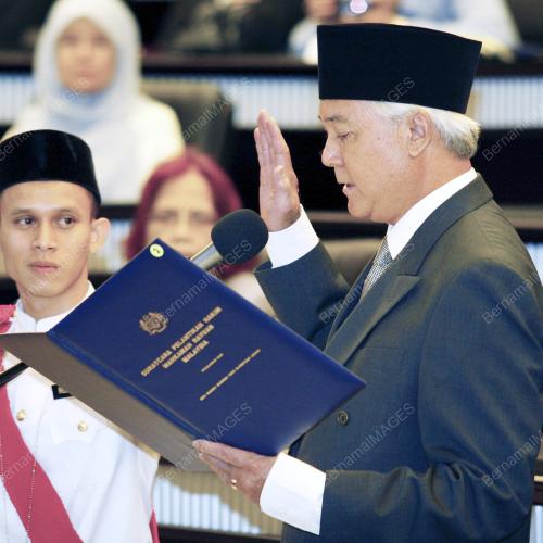 ANGKAT SUMPAH HAKIM
