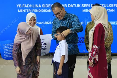 DATUK SERI DR DZULKEFLY AHMAD
