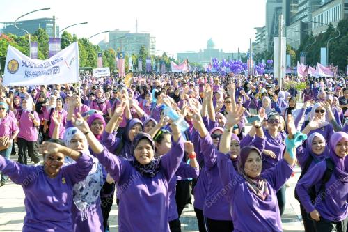PTJ10_17032013_PURPLE_WALK