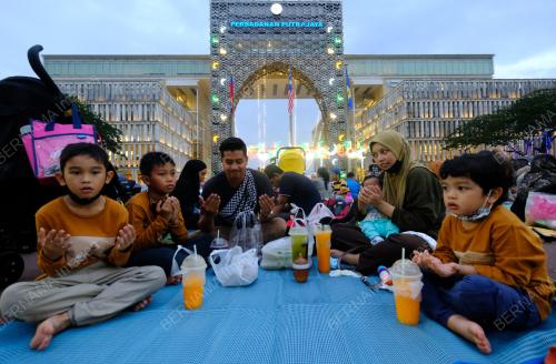 BERBUKA PUASA DI LAMAN IFTAR