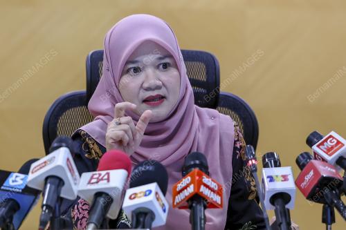 FADHLINA SIDEK