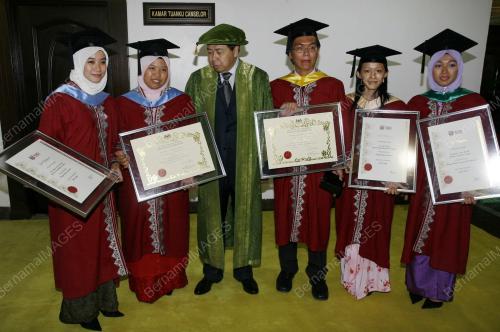 SULTAN SHARAFUDDIN IDRIS SHAH