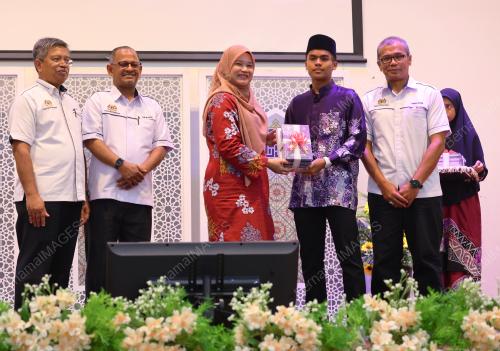 FADHLINA SIDEK