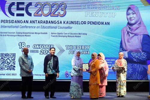 FADHLINA SIDEK