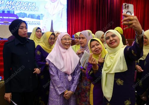 DATUK SERI DR WAN AZIZAH WAN ISMAIL