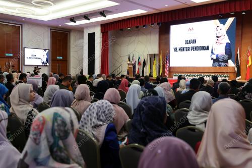 FADHLINA SIDEK