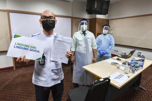 PETUGAS BARISAN HADAPAN TERIMA VAKSIN