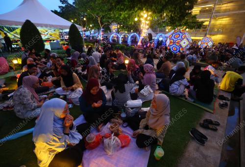 BERBUKA PUASA DI LAMAN IFTAR