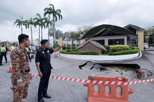 JALAN BERLUBANG DI KOMPLKS BUNGA RAYA