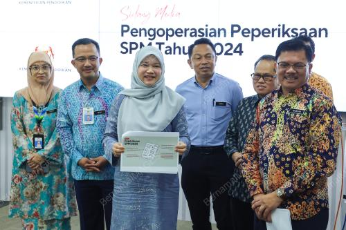 FADHLINA SIDEK
