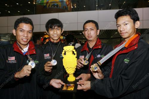 JUARA ROBOT PULANG