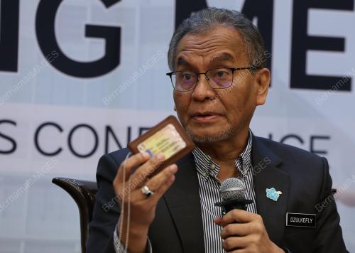 DATUK SERI DR DZULKEFLY AHMAD