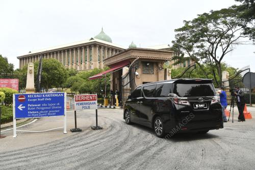 KENDERAAN MENTERI MEMASUKI KOMPLEKS PERDANA PUTRA