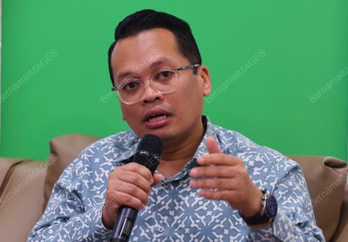 NIK NAZMI NIK AHMAD