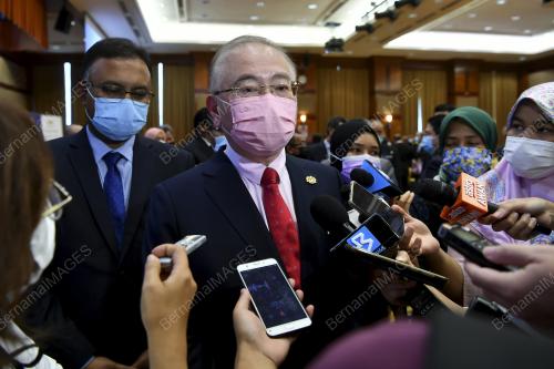 DATUK SERI DR WEE KA SIONG