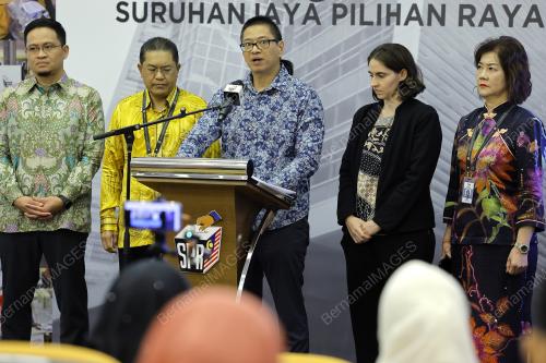 DR AZMI SHAROM