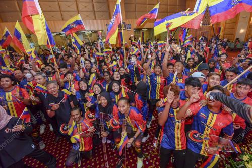 PENYERAHAN BENDERA KONTIJEN WP KE SUKMA