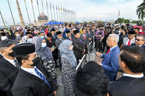 DATUK SERI ISMAIL SABRI YAAKOB