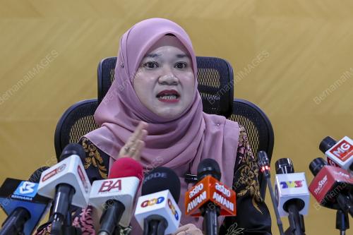 FADHLINA SIDEK