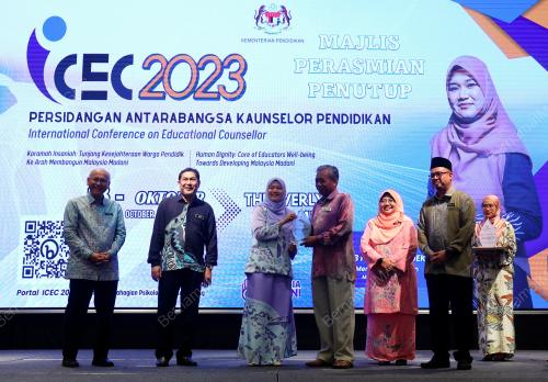 FADHLINA SIDEK
