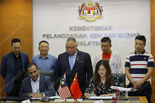 DATUK SERI TIONG KING SING