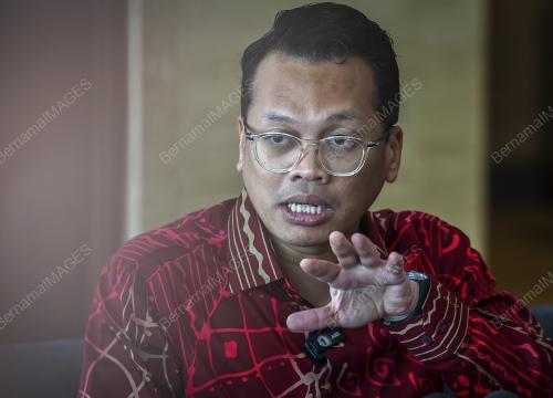 NIK NAZMI NIK AHMAD