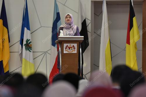 FADHLINA SIDEK