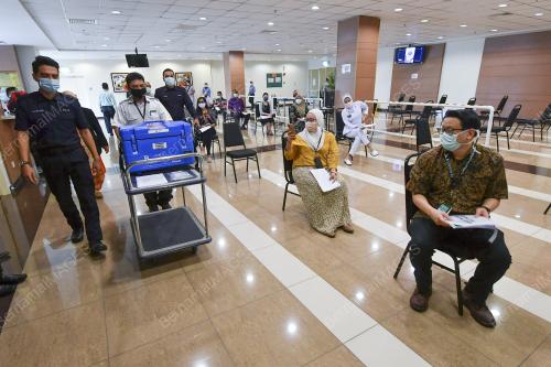 PETUGAS BARISAN HADAPAN TERIMA VAKSIN