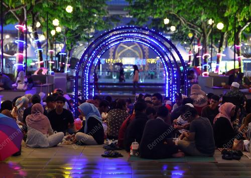 BERBUKA PUASA DI LAMAN IFTAR