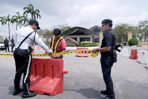 JALAN BERLUBANG DI KOMPLKS BUNGA RAYA