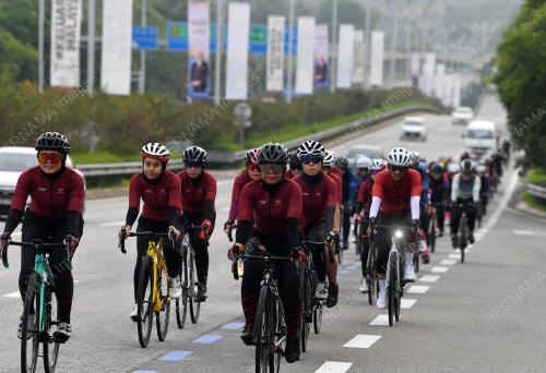 WOMEN ON WHEELS (WOW)