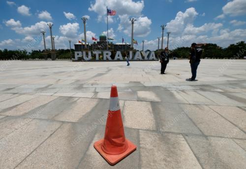 TENGAH HARI TANPA BAYANG