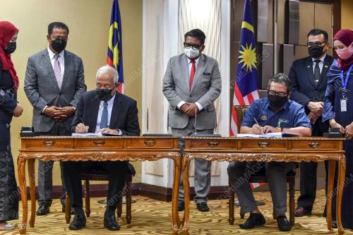 DATUK SERI MAHDZIR KHALID
