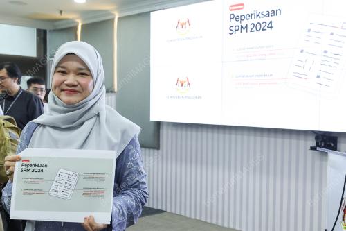 FADHLINA SIDEK