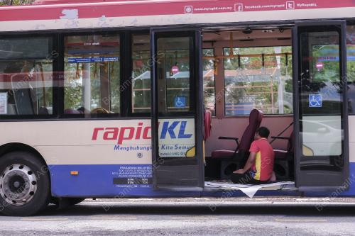 TUNAI KEWAJIPAN SOLAT DI DALAM BAS