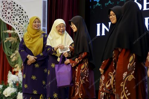 DATUK SERI DR WAN AZIZAH WAN ISMAIL