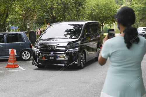 KENDERAAN MENTERI MEMASUKI KOMPLEKS PERDANA PUTRA