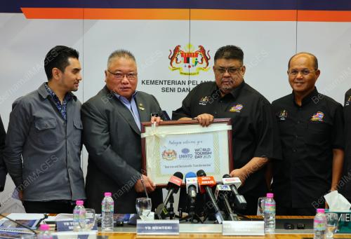 DATUK SERI TIONG KING SING