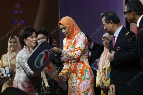 RAJA PERMAISURI AGONG TUANKU NUR ZAHIRAH