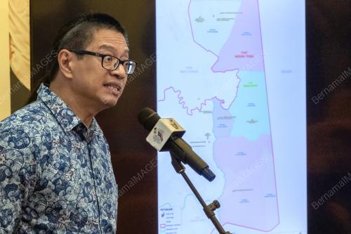 DR AZMI SHAROM
